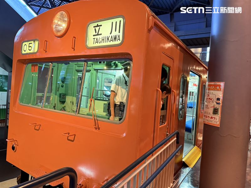 一旁會有駕駛長協助小朋友、大人旅客操作電車門開關。（圖／記者李育道攝影）