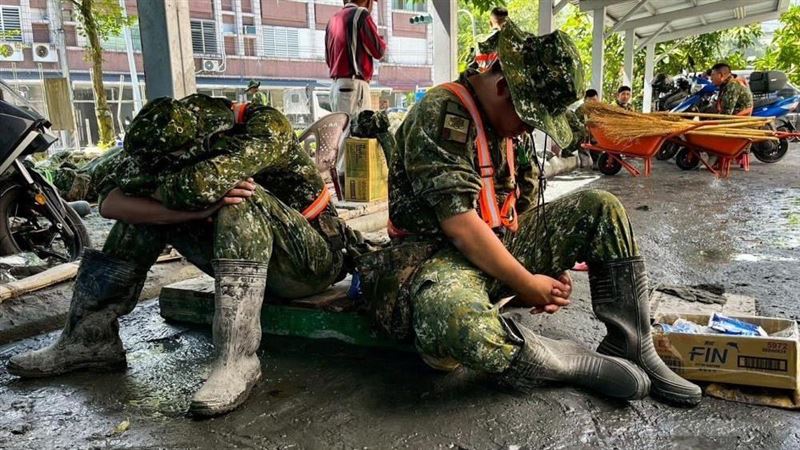 國軍鏟子超人累到坐睡！點心車補給供能量