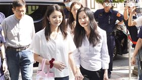 國民黨台北市議員應曉薇（右）上午重開羈押庭，女兒應佳妤（左）上午陪同現身。（圖／記者趙于瑩攝影）