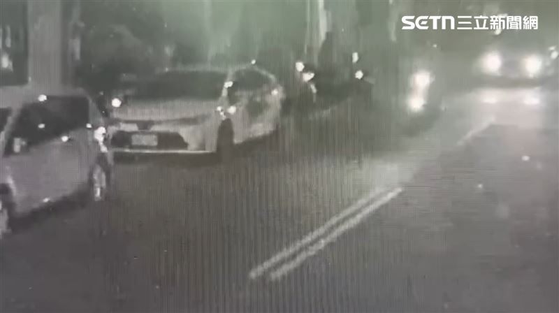 藍嫌拒檢遭警開9槍射破輪胎，下車徒步換成交通工具逃逸。（圖／翻攝畫面）