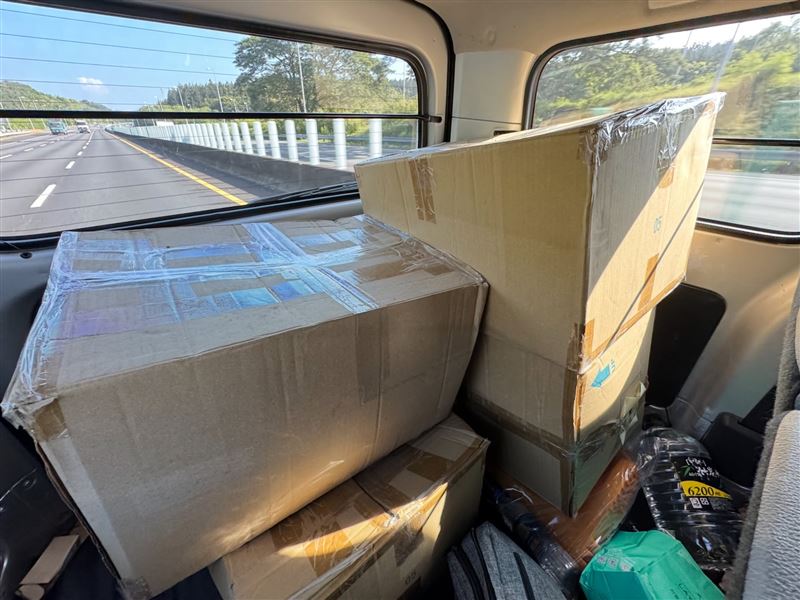車業老闆從台南扛了4箱1000支護目鏡前往花蓮光復鄉。（圖／網友@wei.0204授權提供，未經同意請勿轉載）