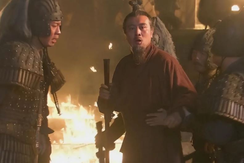 起初,漢軍氣勢如虹,不過吳將陸遜採以逸待勞兵法而戰之,最終於222年大敗漢軍,三國志記載:「殺其兵八萬餘人,備僅以身免」。(影視示意圖/翻攝自百度百科)