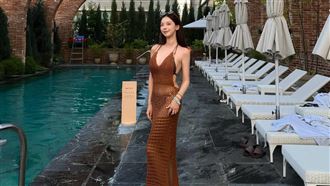 奎丁不只辣露白皙美背　性感翹臀若隱若現