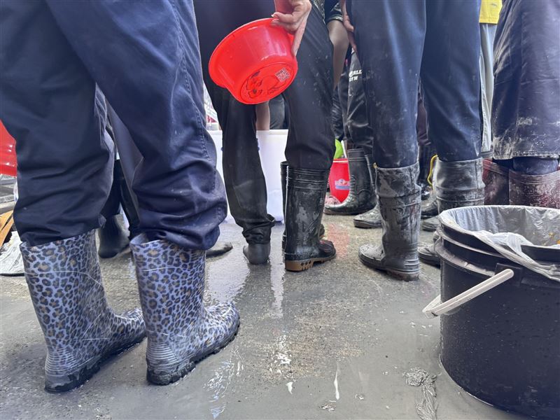 現場志工的答案是，「雨鞋要洗乾脆啦，不然等一下弄髒台鐵車廂，實在是歹勢（不好意思）啦」。（圖／林弘展提供）
