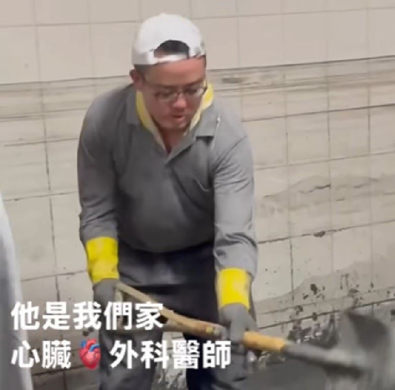 心臟外科醫師徐展陽，脫下白袍化身鏟子超人加入救災。（圖／翻攝林婷一下吧 icu護理師 ）