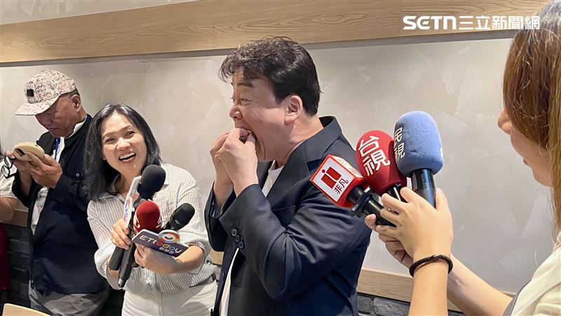 白種元老師示範韓國人吃生菜包烤肉要一口吞。(圖／記者賴俊佑攝影)