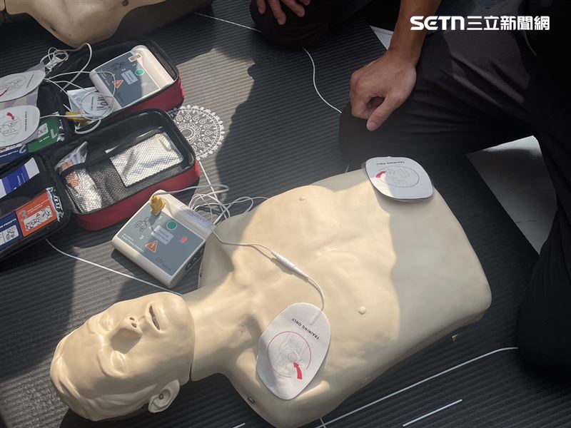 民眾體驗CPR。（圖／記者蔣季容攝影）