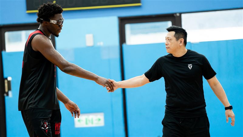 臺北戰神總教練許皓程、球員齊曼加。（圖／臺北台新戰神提供）