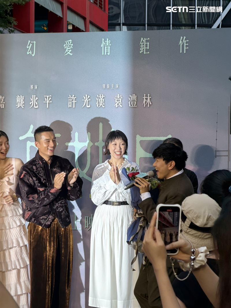 林俊傑在星光首映會上驚喜現身，為張艾嘉獻上花束。（圖／記者王培驊攝影）