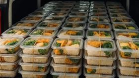 有網友聲稱自己的阿姨找朋友送了一車便當去花蓮災區，被抓包是AI生成圖片。（翻攝自Threads）