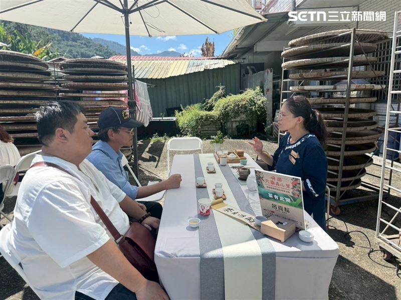 高雄市六龜、美濃、寶山山茶業者擺設茶席，供來賓品茗。（圖／翻攝畫面）
