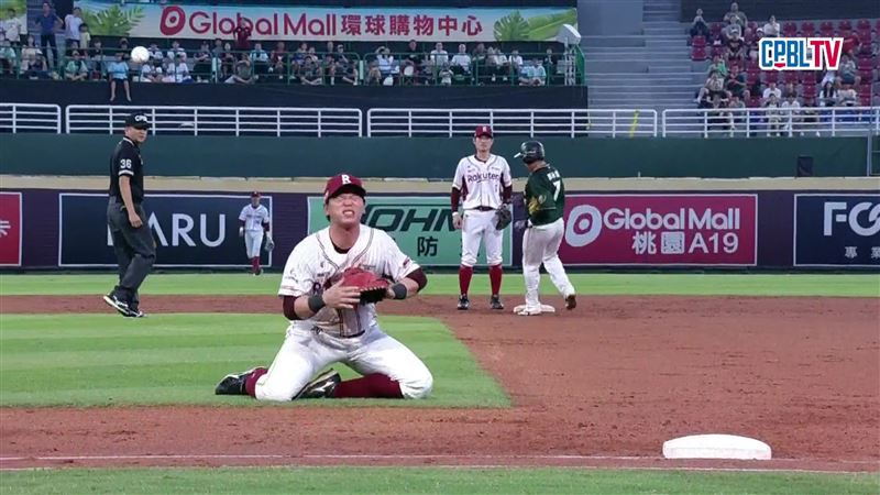 樂天桃猿廖健富守備撲接傷退。（圖／翻攝自CPBLTV）