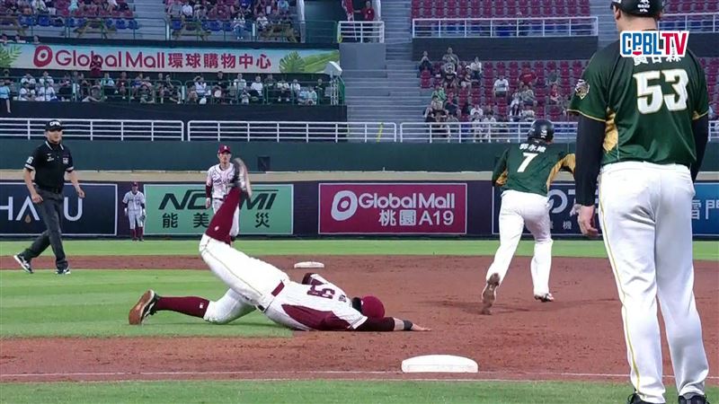樂天桃猿廖健富守備撲接傷退。（圖／翻攝自CPBLTV）