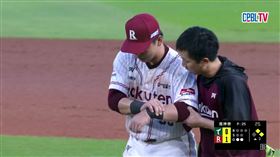 樂天桃猿廖健富守備撲接傷退。（圖／翻攝自CPBLTV）