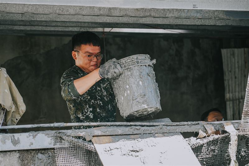 緦統賴清德今（29）日在臉書PO出國軍弟兄們救災的身影表達感謝。(圖/翻攝賴清德臉書)