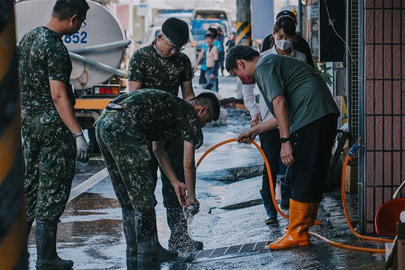 緦統賴清德今（29）日在臉書PO出國軍弟兄們救災的身影表達感謝。(圖/翻攝賴清德臉書)