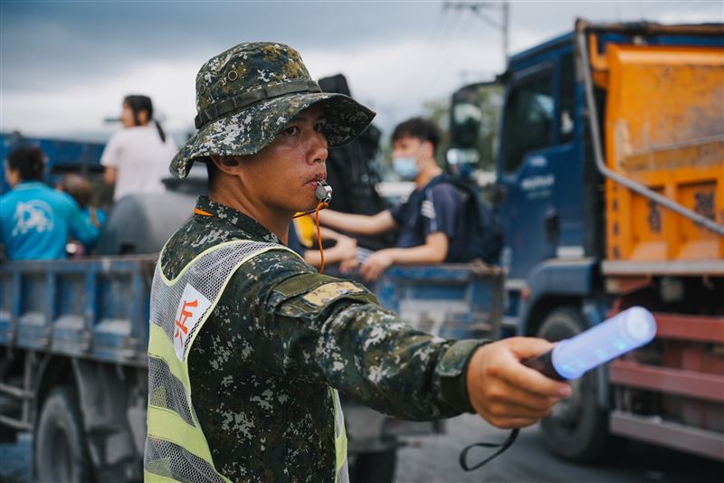 緦統賴清德今（29）日在臉書PO出國軍弟兄們救災的身影表達感謝。(圖/翻攝賴清德臉書)