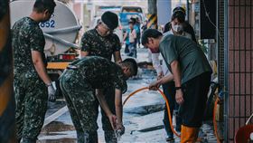 緦統賴清德今（29）日在臉書PO出國軍弟兄們救災的身影表達感謝。(圖/翻攝賴清德臉書)