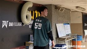 台鋼雄鷹曾子祐賽前穿郭阜林的球衣練習。（圖／記者張沛嘉攝影）