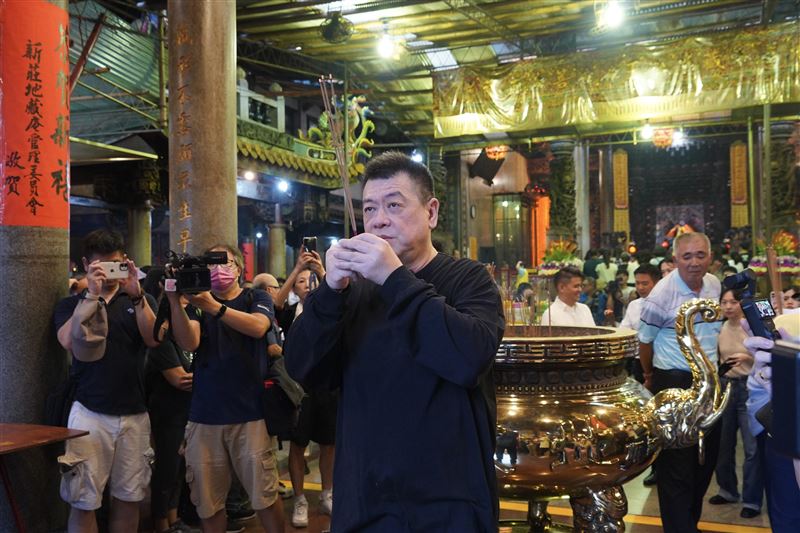 孫德榮在地藏王菩薩面前為于朦朧伸冤。（圖／記者趙于瑩攝影）