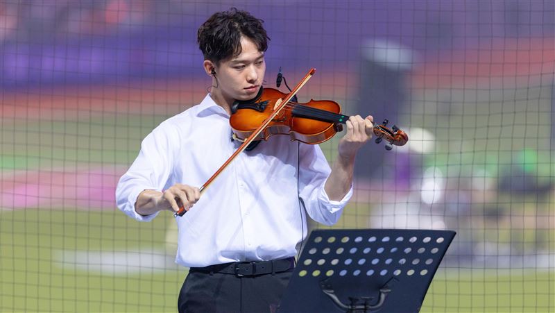 台鋼雄鷹曾子祐拉小提琴。（圖／台鋼雄鷹提供）