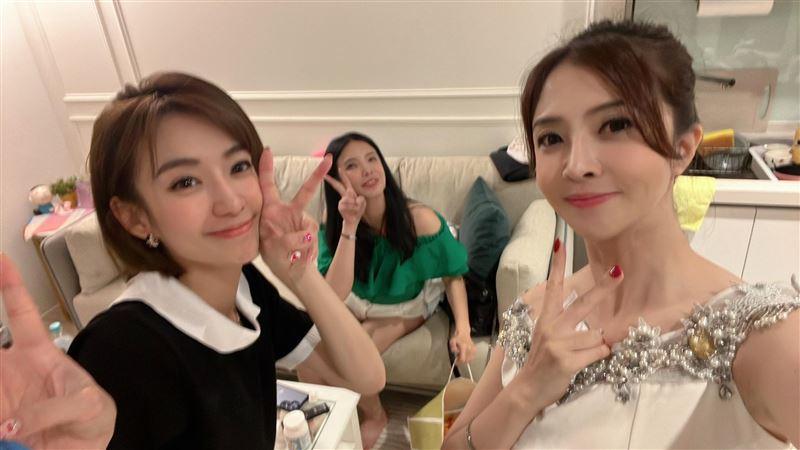 李亮瑾（右起）與葉華、羅巧倫聚會。（圖／翻攝自臉書）