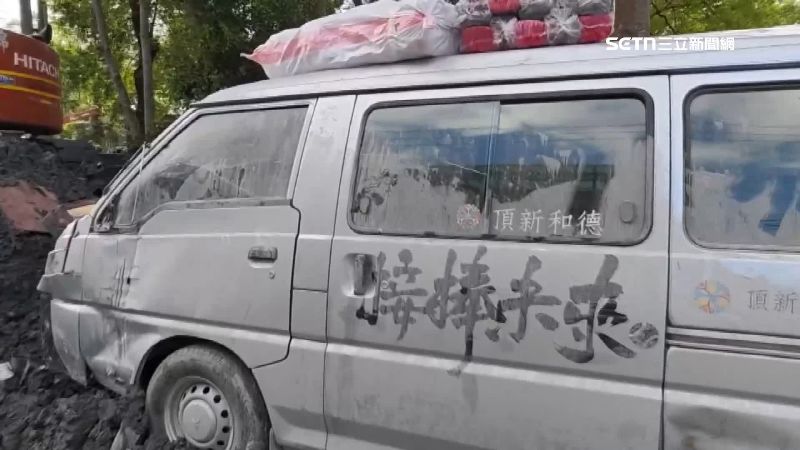 光復國中青少棒球隊的交通車全被泥沙覆蓋