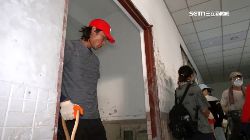 味全龍投手吳俊杰　返校救災落淚