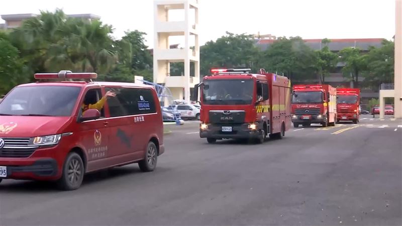 每台車身上都附著災區的塵土