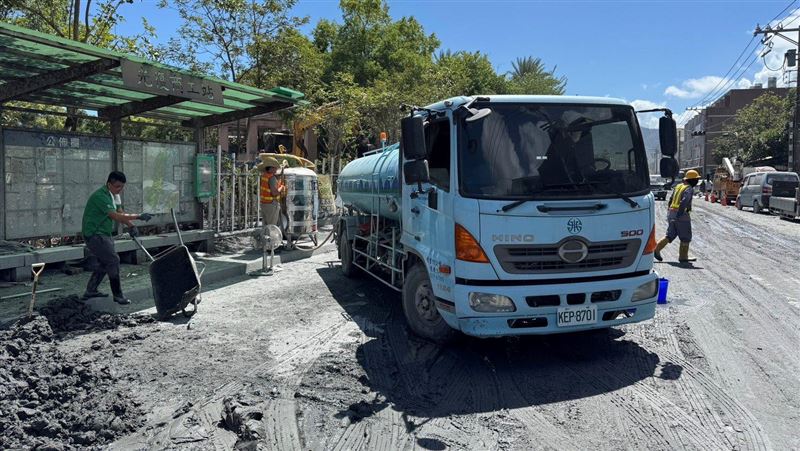 為減輕居民不便，台水公司供水站由13處增至23處，水車由13部增加至28部。（圖／台水提供）
