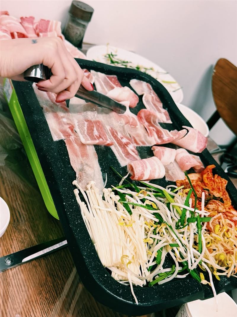 「燒肉桌上的手刺青」曝光，讓粉絲們嗨翻哭喊「I-DLE 永遠是6人」（圖／翻攝自IG @yeh.shaa_）