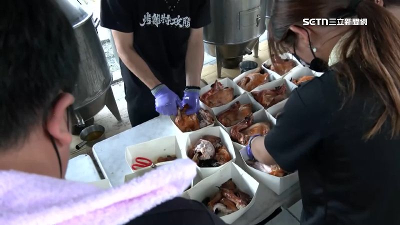 一隻隻桶仔雞烤到金黃上色