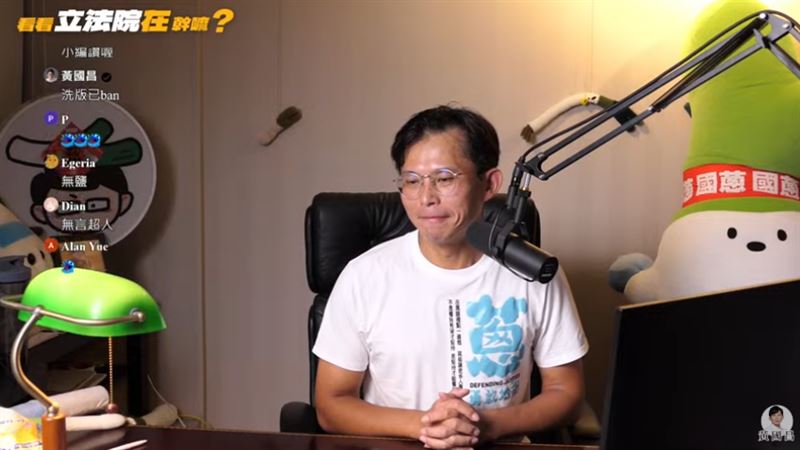 黃國昌9/29直播時，指控三立新聞跟監他，並公布記者社群帳號，甚至鼓動支持者肉搜出征。《（圖／翻攝自黃國昌YouTube）