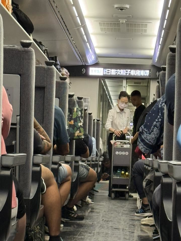 劉哲瑋說，姐姐，不要拉著手推車跑啊，我要付錢啊！（圖／翻攝自L&acirc;u Thiat U&iacute; 臉書）