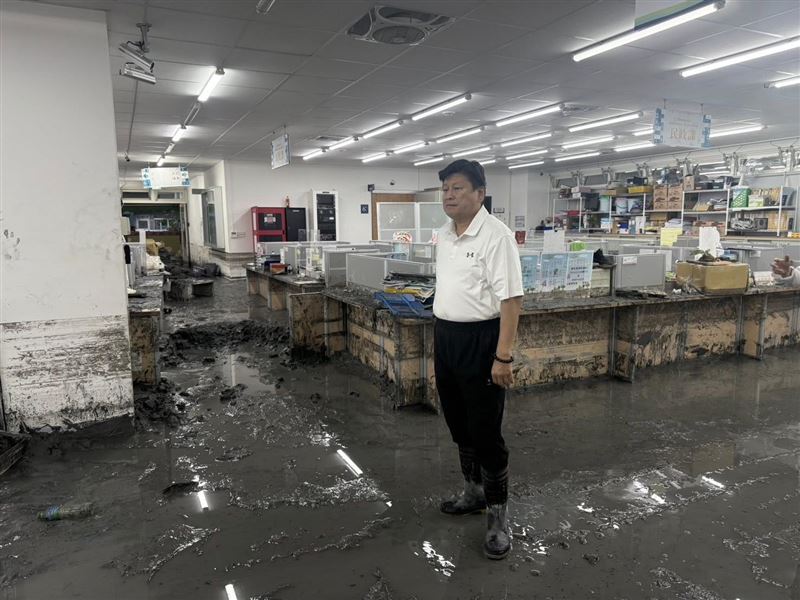 即使身處滿是泥濘的災區，傅崐萁的衣著依舊非常乾淨。（圖／翻攝自傅崐萁臉書）