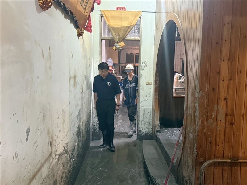 傅崐萁從25日開始就發出多張擺拍照。（圖／翻攝自傅崐萁臉書）