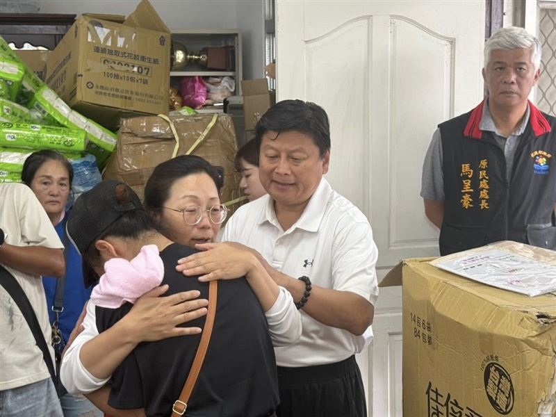 許多災民和志工對於傅氏夫妻感到不滿，在充滿泥濘的災區到處擺拍、作秀，衣著非常乾淨。（圖／翻攝自傅崐萁臉書）