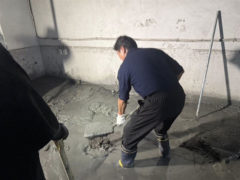 傅崐萁今（29）天晚間在臉書貼出多張照片，其中一張是他在鏟除淤泥。（圖／翻攝自傅崐萁臉書）