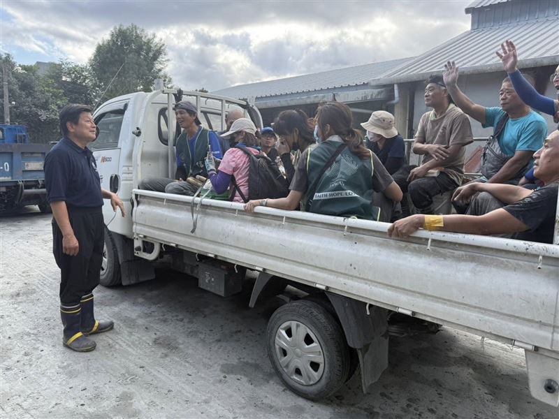 傅崐萁說，接下來的上班日，希望有空的人一起來幫忙。（圖／翻攝自傅崐萁臉書）