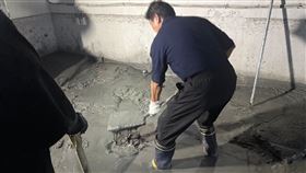 傅崐萁29日在臉書貼出多張照片，其中一張是他在鏟除淤泥。（圖／翻攝自傅崐萁臉書）