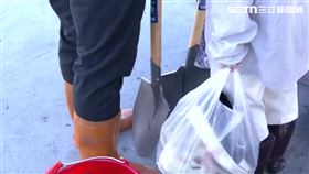 民眾湧入花蓮光復鄉幫忙救災 鏟子超人