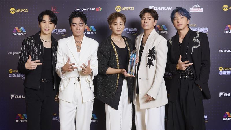 天團「Energy」28日參加新傳媒「YES 933潮流音樂盛典」，抱回「年度歌手」的獎項。（圖／新傳媒YES 933 提供）