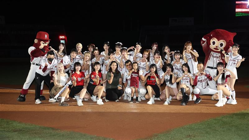 樂天桃猿應援團長阿誠引退，前LamiGirls回娘家。（圖／樂天桃猿提供）