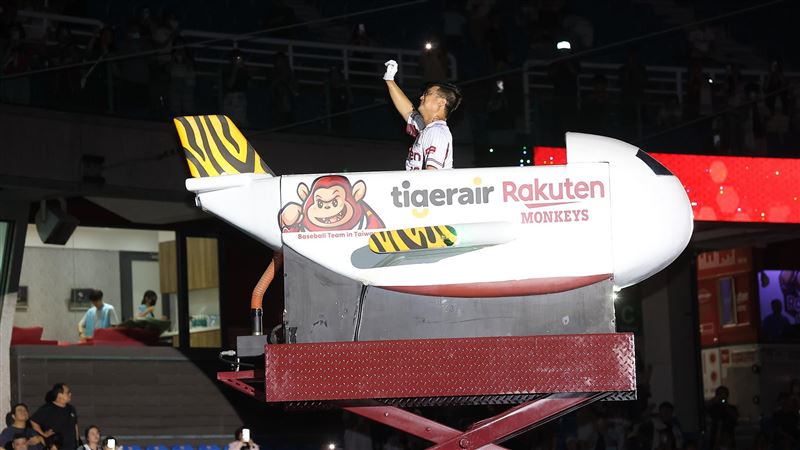 樂天桃猿應援團長阿誠引退，最後一次坐上小飛機。（圖／樂天桃猿提供）