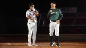 樂天桃猿應援團長阿誠引退，前Lamigo桃猿總教練洪一中送祝福。（圖／樂天桃猿提供）