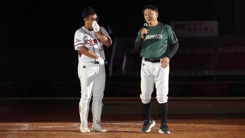 樂天桃猿應援團長阿誠引退，前Lamigo桃猿總教練洪一中送祝福。（圖／樂天桃猿提供）