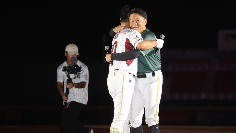 樂天桃猿應援團長阿誠引退，前Lamigo桃猿總教練洪一中送祝福。（圖／樂天桃猿提供）