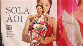  蒼井空外貌凍齡的她保養得宜，看起來與AV界晚輩們年齡相仿。（圖／攝影龐文宏提供）