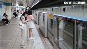 捷運月台(記者陳弋攝影)