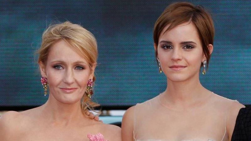 2011年7月，英國作家JK羅琳（JK Rowling，左）與艾瑪華森（Emma Watson）在英國《哈利波特：死神的聖物Ⅱ》首映會上合照。（圖／達志／美聯社）